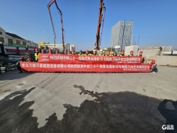 青島日(rì)報(bào)社/觀海(hǎi)新聞：混凝土(tǔ)“內(nèi)實外(wài)美(měi)、不(bù)滲不(bù)漏”，青島地(dì)鐵(tiě)15号線南(nán)萬站(zhàn)主體(tǐ)結構封頂